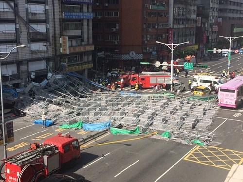 臺北市寧波東街和羅斯福路交叉口23日有腳手架倒塌，占據(jù)車道。臺灣“中央社”