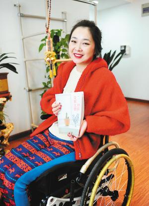 昨天下午，記者在鳳城八路的一個小區(qū)里，見到了輪椅上的28歲女孩兒劉燚。2009年夏天，因為一場車禍，她高位截癱，醫(yī)生宣布她“從此再也沒有生活質量”，可就是這個輪椅上的西安女孩，在2012年，和父母一起完成了一趟28個國家的旅行，而靠著僅有的能動的一個小拇指，她用一年多的時間，在電腦上敲出了這次旅行的游記，并集結成書，取名《一切都沒那么糟》。