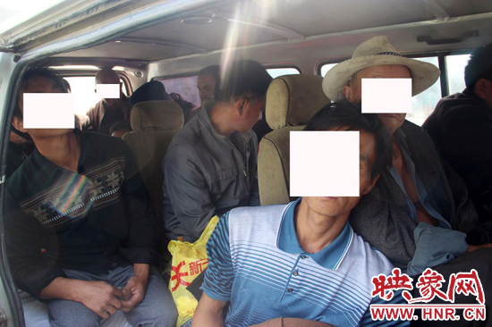 一輛8座的面包車竟然擠進(jìn)17個(gè)人。