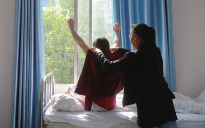 出院前，窗外透進一道陽光，打在他的身上。