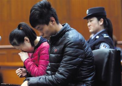 昨日，因殺死自己的親生兒子，被告人王某受審，其男友喬某則因涉嫌幫助毀滅證據(jù)罪受審。