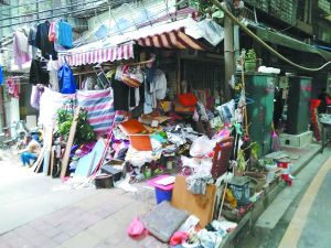 工作人員清理前，阿姨家周圍垃圾如山。