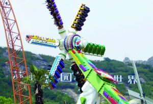 3月28日零點剛過幾分鐘，上海迪士尼6月16日開園日的門票就宣告售罄，巨大的訪問量一度導致票務系統(tǒng)出現(xiàn)間歇性故障，被網(wǎng)友調(diào)侃“激烈程度堪比春運”。網(wǎng)上甚至有“黃牛”將一張開園門票炒到幾千元。