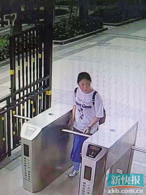 小區(qū)監(jiān)控拍到,保姆“李晴”于14日下午1時55分背著官女士的背包離開。均為當事人供圖