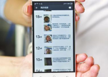 楊曉華的上百條朋友圈記錄了她陪伴男友抗病的歷程。