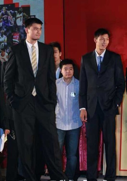 鄧超夫婦以及于嘉、林書豪，放在人群里都是不錯的身高，顯然，他們選錯了參照物。