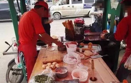 大叔賣(mài)油條月入兩萬(wàn)