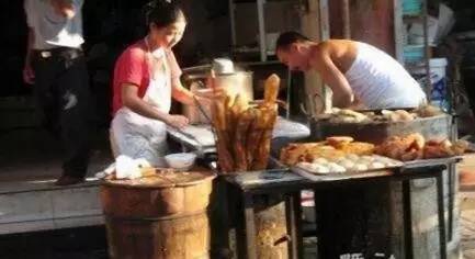 大叔賣(mài)油條月入兩萬(wàn)