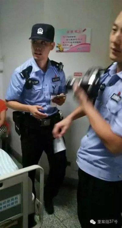 民警到醫(yī)院對秦女士體內(nèi)子彈取證調(diào)查。 受訪者供圖