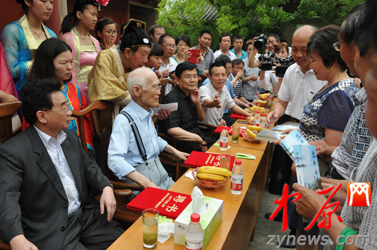 余光中、汪國真做客杜甫故里 共話詩圣家國情懷