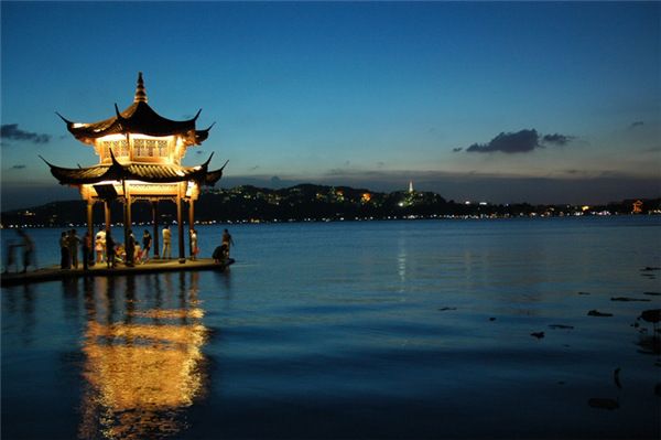 不要溫和地走進(jìn)那個良夜 因?yàn)橐固溃? width=