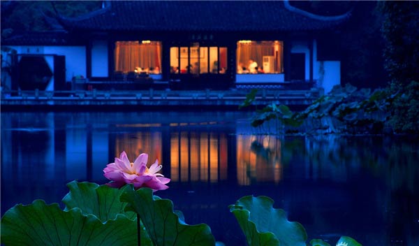 不要溫和地走進(jìn)那個良夜 因?yàn)橐固溃? width=