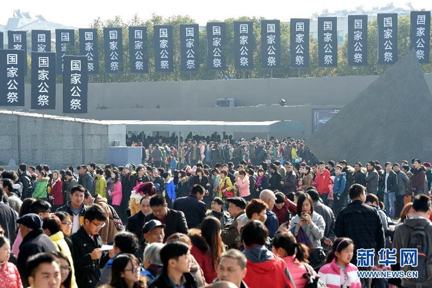 12月14日,參觀者在南京大屠殺遇難同胞紀(jì)念館參觀?！　⌒氯A社記者孫參攝