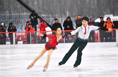 12月18日,五棵松冰世界體育樂園正式開門迎客,圖為花樣滑冰運(yùn)動員進(jìn)行表演。