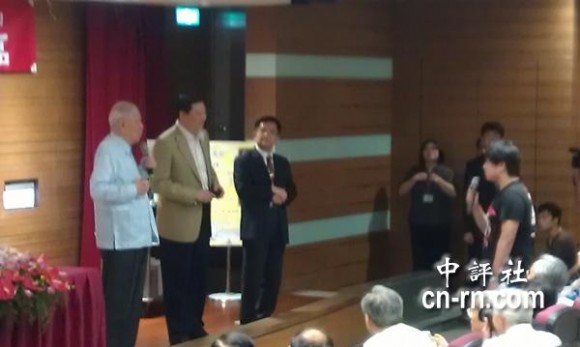 　大陸交換學(xué)生針對演講內(nèi)容，頻頻問李登輝，雙方一來一往。(中評社黃文杰攝)