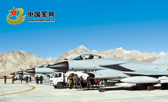 后勤官兵進(jìn)駐雪域高原機(jī)場提供后勤支撐。解放軍報(bào)特約記者 劉應(yīng)華攝