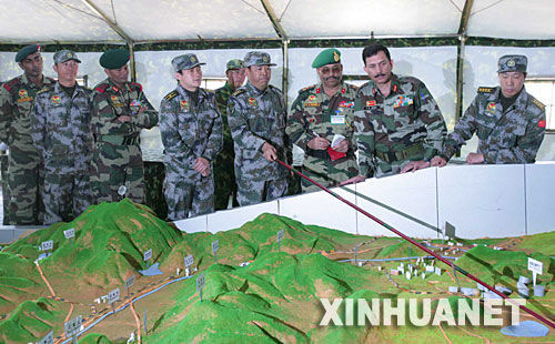 資料圖：2007年12月23日，中印陸軍聯(lián)合軍演中印參訓(xùn)指導(dǎo)組成員在進(jìn)行訓(xùn)練磋商
