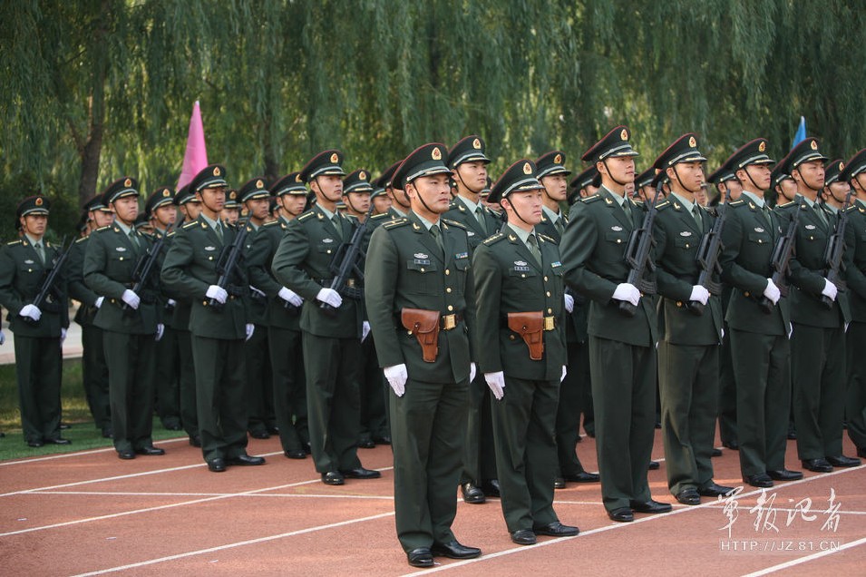 走進裝甲兵工程學(xué)院2012級新生閱兵場