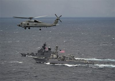 2011年1月10日，美國(guó)海軍驅(qū)逐艦與日本海上自衛(wèi)隊(duì)“鞍馬”號(hào)驅(qū)逐艦在日本長(zhǎng)崎縣附近海域舉行聯(lián)合海上演習(xí)。資料圖片