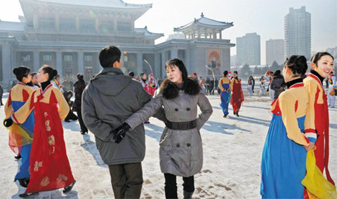 12月12日，朝鮮成功發(fā)射火箭后，平壤市民跳舞慶祝（資料圖）