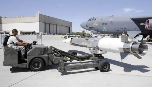 資料圖：美軍嘗試將“X-51 Wave Rider”飛行器掛在一架“B-52”轟炸機下，發(fā)射升空。