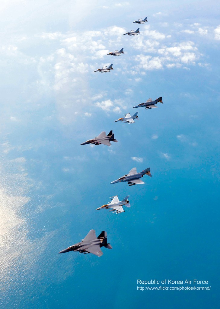 圖為韓空軍KF-16戰(zhàn)機(jī)、F-4戰(zhàn)機(jī)、F-15K兩代三型戰(zhàn)機(jī)編隊(duì)升空練作戰(zhàn)。