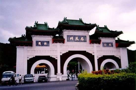 位于臺北的忠烈祠供奉著從孫中山革命，到抗日戰(zhàn)爭，解放戰(zhàn)爭所有陣亡國民黨士兵的靈位。
