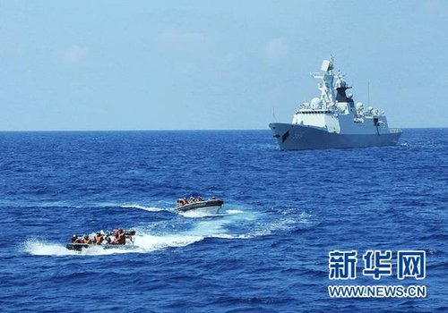 3月28日，十余名臨檢拿捕隊(duì)員從玉林艦出發(fā)，乘小艇駛向模擬可疑商船的艦只。