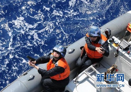 　3月28日，十余名臨檢拿捕隊(duì)員乘小艇駛至模擬可疑商船下方水面。