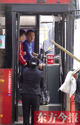 梅麗手持殘疾人證等車時，多次被司機婉言謝絕