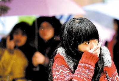 大學(xué)路附近，一位美女冷得縮起脖子。 晚報記者 馬健 圖