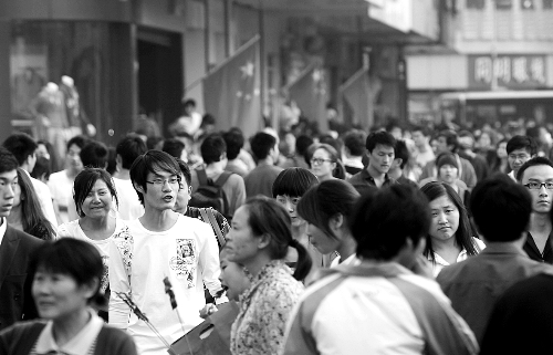 8天長假中，逛街購物的人數(shù)激增，鄭州市德化步行街上“人潮洶涌” 河南商報記者 王春勝/攝