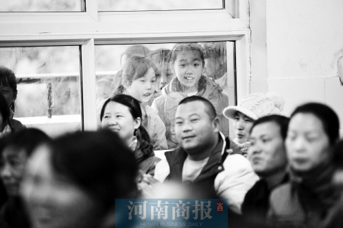 家長(zhǎng)課堂上，孩子們趴在窗戶上圍觀