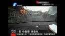 實(shí)拍 男子專偷停車(chē)不熄火車(chē)主