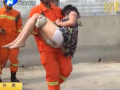 女子要跳樓 究竟為哪般？