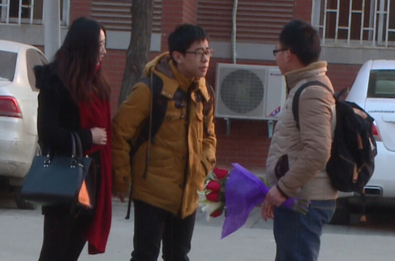美女請(qǐng)你假裝其男友拒絕追求者，你會(huì)怎么辦？
