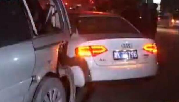 12車停路邊瞬間全報(bào)廢 咋回事？