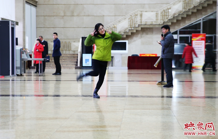 南樂天完成一個采訪后，興奮的跳了起來。