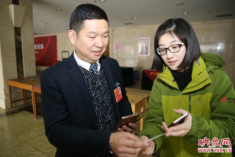 幫代表使用大象融媒映象網微信打印機現場打印照片。