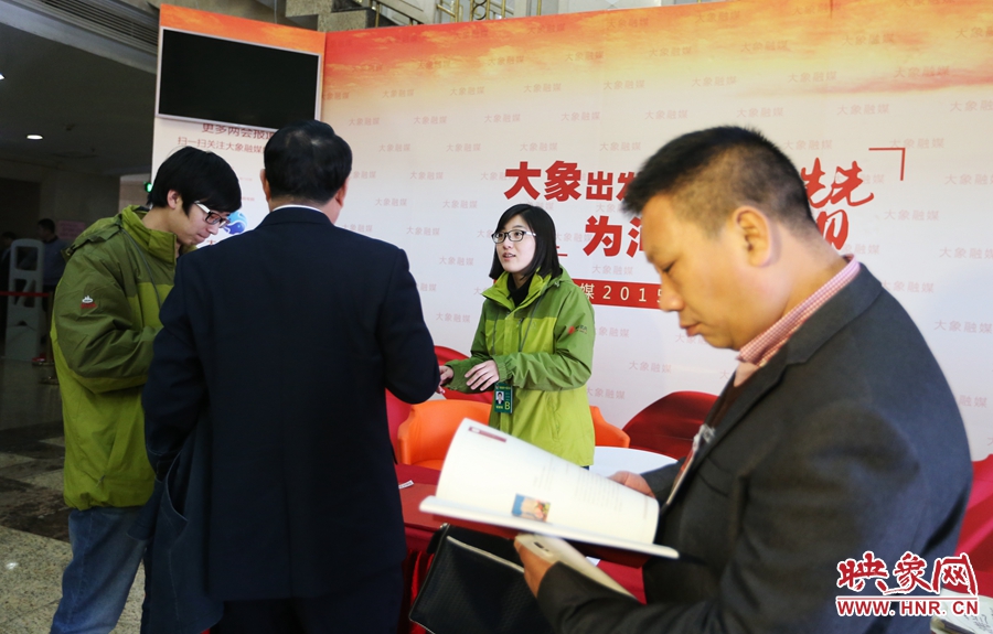 向代表、委員講解大象融媒旗下出品的新聞產品。