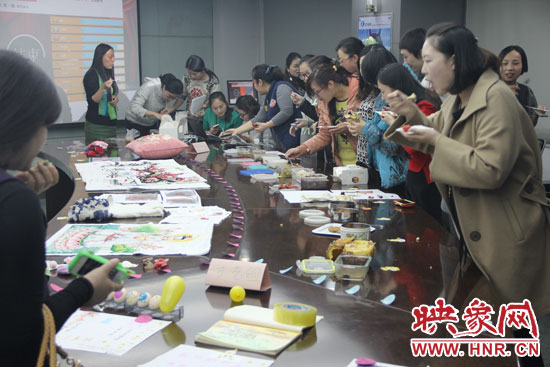 比賽現場熱鬧非凡，各位女神競相展示自己的作品
