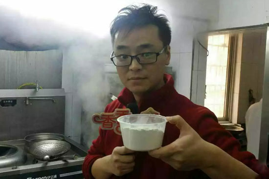 小飛手里端的是什么材料？