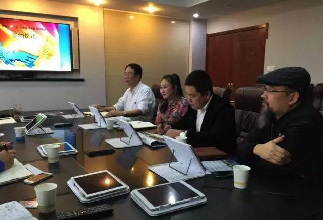從右至左依次為趙財神，雅購供銷CEO許濤，農(nóng)團聯(lián)盟創(chuàng)始人王婷。
