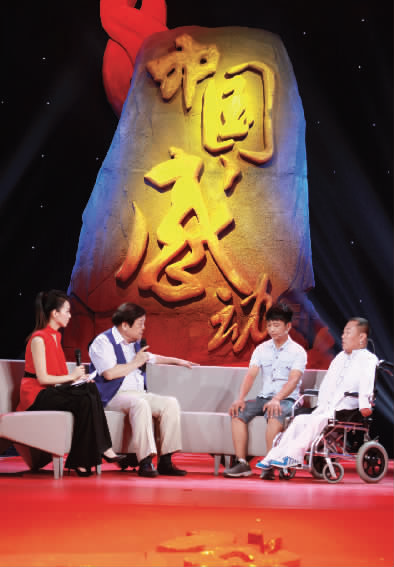 肇恒君（右一）天生殘疾，但是他自兒時(shí)起就有著一個(gè)音樂夢(mèng)