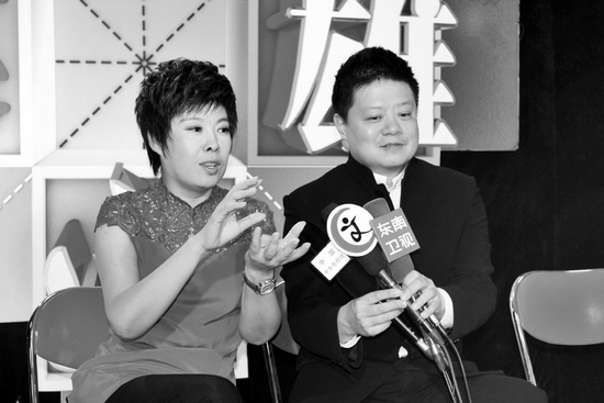 《漢字英雄》主持人馬東（右）、嘉賓于丹在向媒體推介節(jié)目