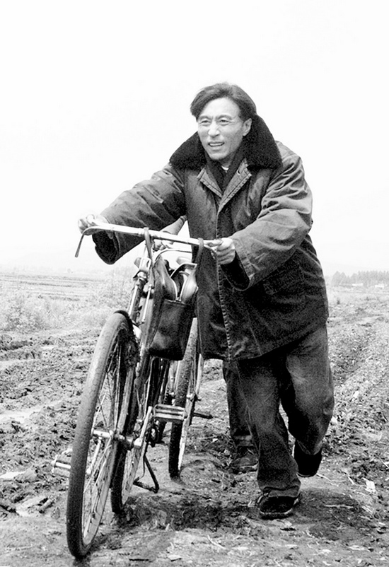 怕乘汽車(chē)跑太快聽(tīng)不見(jiàn)群眾說(shuō)話，焦裕祿下基層總是靠自行車(chē) 《焦裕祿》劇照