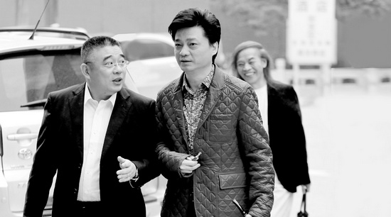 錢文忠（左）、小崔、蔡志忠（后）三位大咖步入錄制現(xiàn)場
