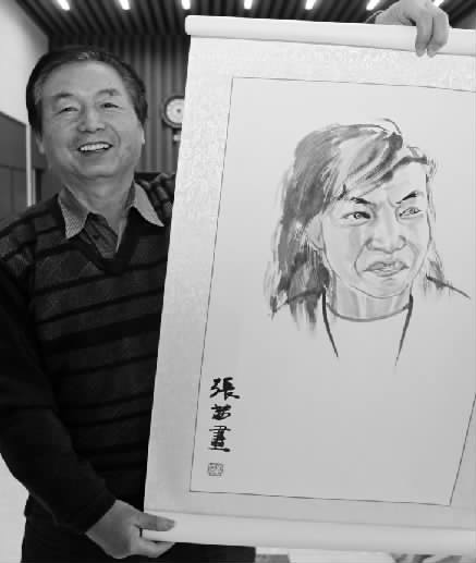 趙孝斌老人帶來(lái)開(kāi)封籍畫家為嘉賓蔡智忠畫的肖像畫