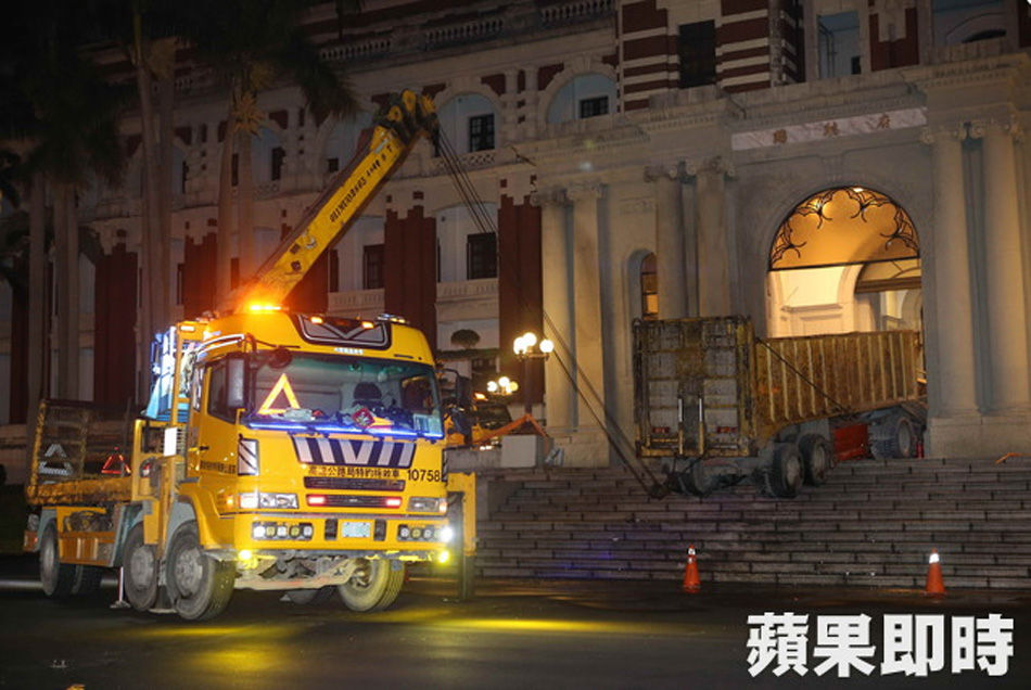 男子凌晨駕車(chē)撞馬英九辦公樓