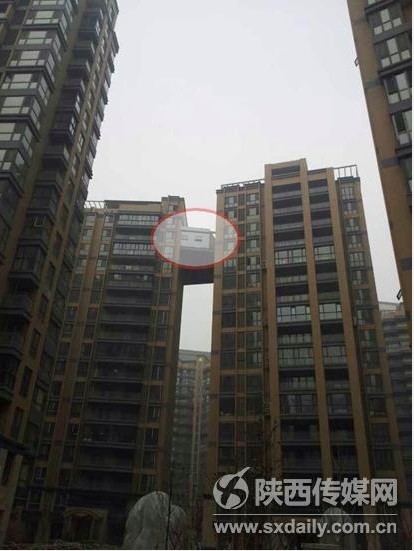 西安現(xiàn)最?！疤鞓颉?兩樓之間建起“空中走廊”